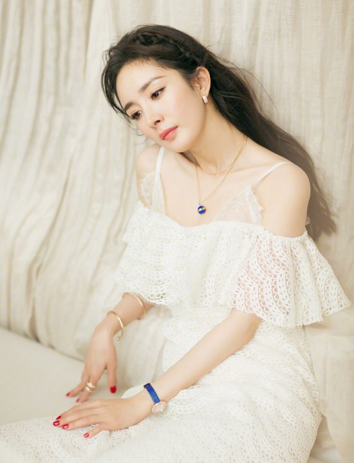 杨幂白色吊带裙秀出诱人锁骨,妩媚眼神