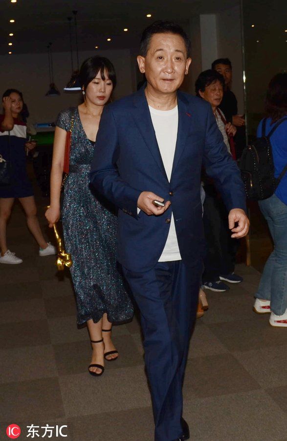 助理伸手阻挡梁天则大方任由拍摄,女儿默默跟随父亲