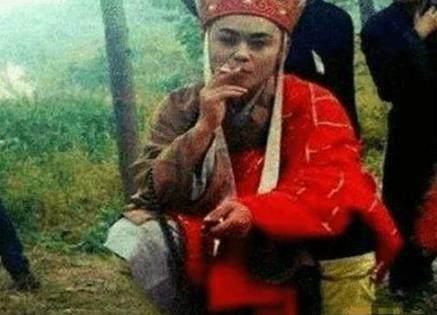 取经路上太无聊,唐僧也是很寂寞的,抽根烟解解闷
