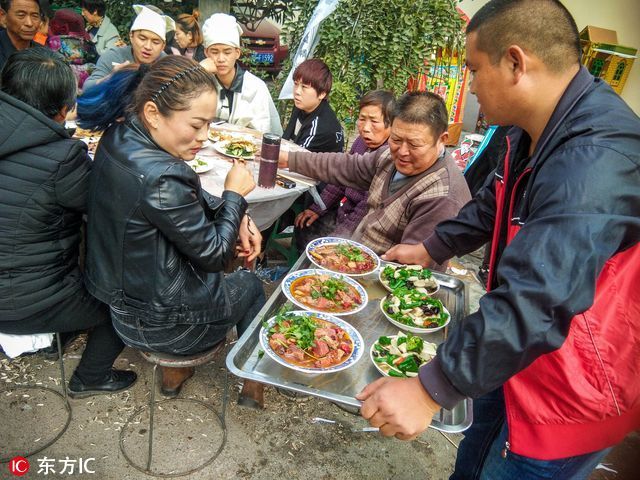 安徽淮北农村一老人病故办白事大席,亲邻帮忙端菜上桌.