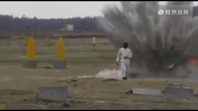 俄女兵穿测试防爆衣连踩数颗地雷 身体无晃动