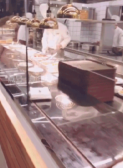 搞笑gif图:穿上侠女服就以为自己轻功了得?妹子你太天真了