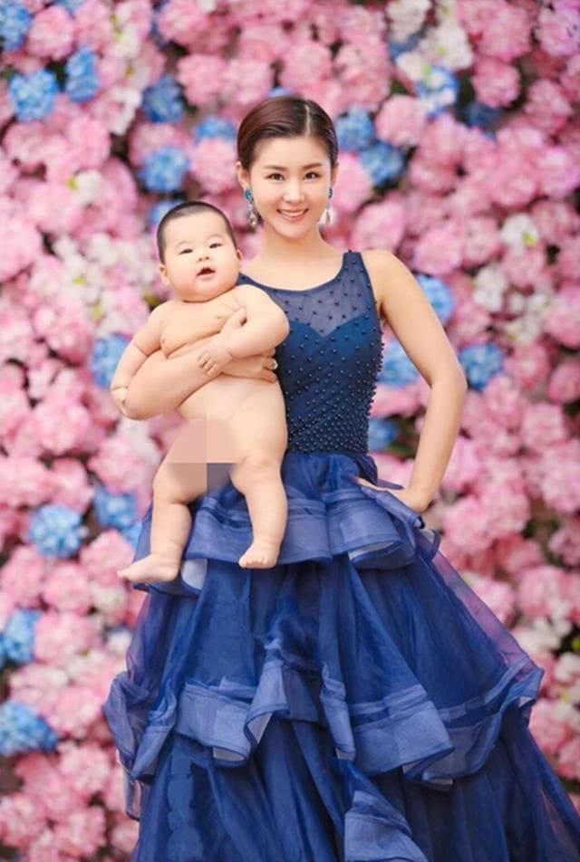 李小萌娃娃脸美呆了,儿子肉嘟五官挤一起好喜感,王雷看乐了!