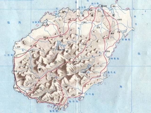 上图中可以看出,海南岛四周低平,中间高耸的地形,以五指山,鹦哥岭为