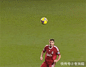 搞笑gif: 足球场上的逗趣时刻