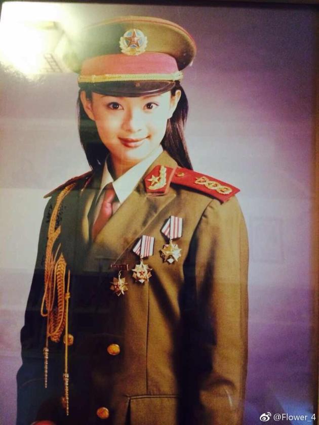 孙俪妈妈晒女儿青涩军装照 网友:向老兵致敬