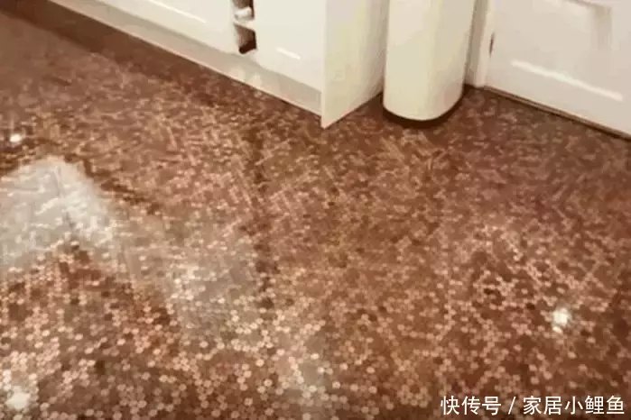 当男子经过了几天的辛苦劳作之后,用硬币铺成的地砖终于完成了,可以