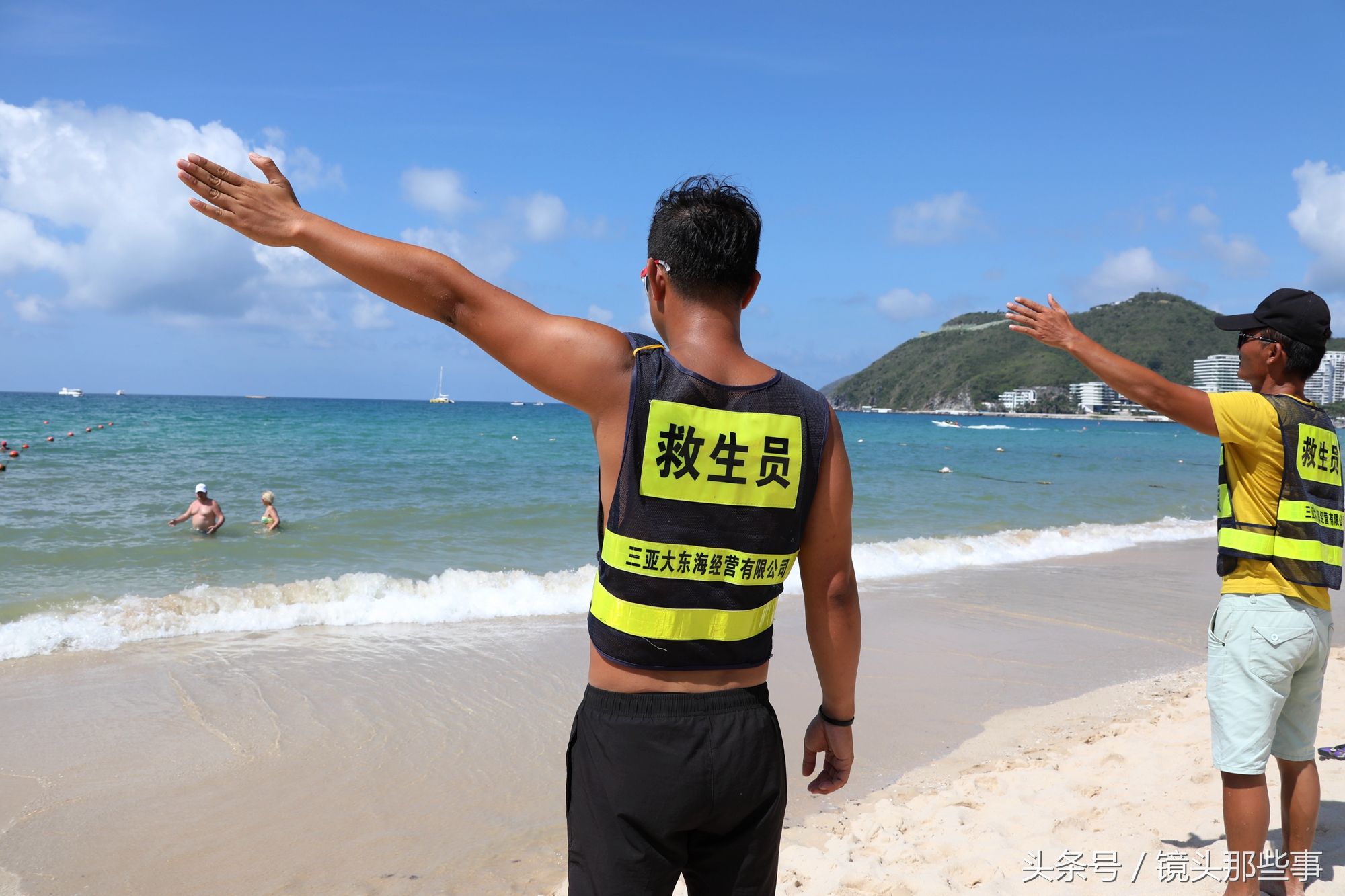 "夺命海滩"上的救生员:顶烈下坚守晒脱皮 只为游客安全