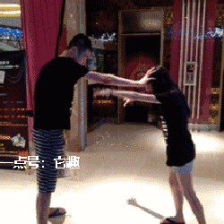 ▼如果遇到这样的女僵尸要咬你,你会怎么办?