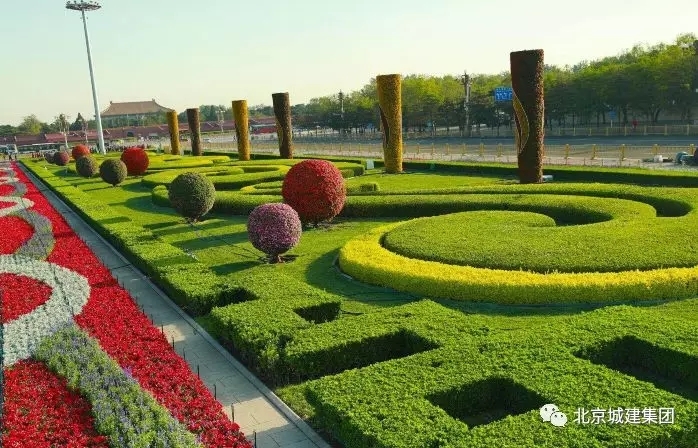 天安门广场五一摆花完成:总计15万盆鲜花上岗