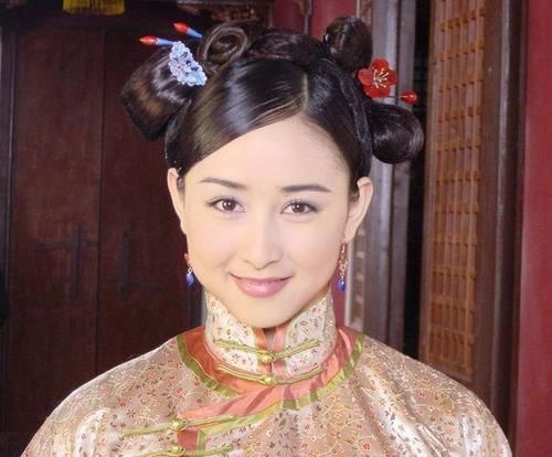 因导演老公再婚娶80后女演员,今年62岁的她走上整容卖萌道路