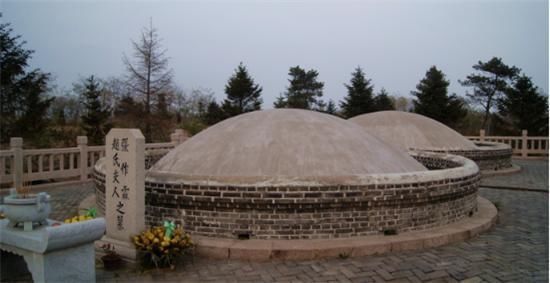 两座圆拱型坟墓由水泥筑成,前面是张作霖夫妇墓,另一座是张母王太夫人