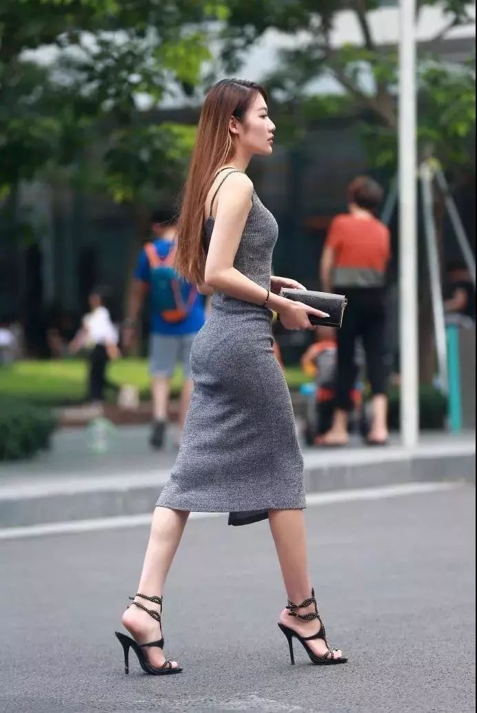 街拍:婀娜多姿身材线条一流好的妩媚性感美女