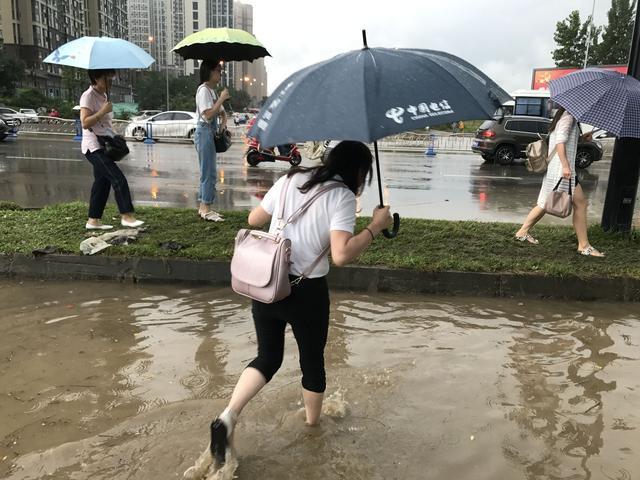 今晨成都突降雷暴雨 龙泉驿区驿都大道变泽国