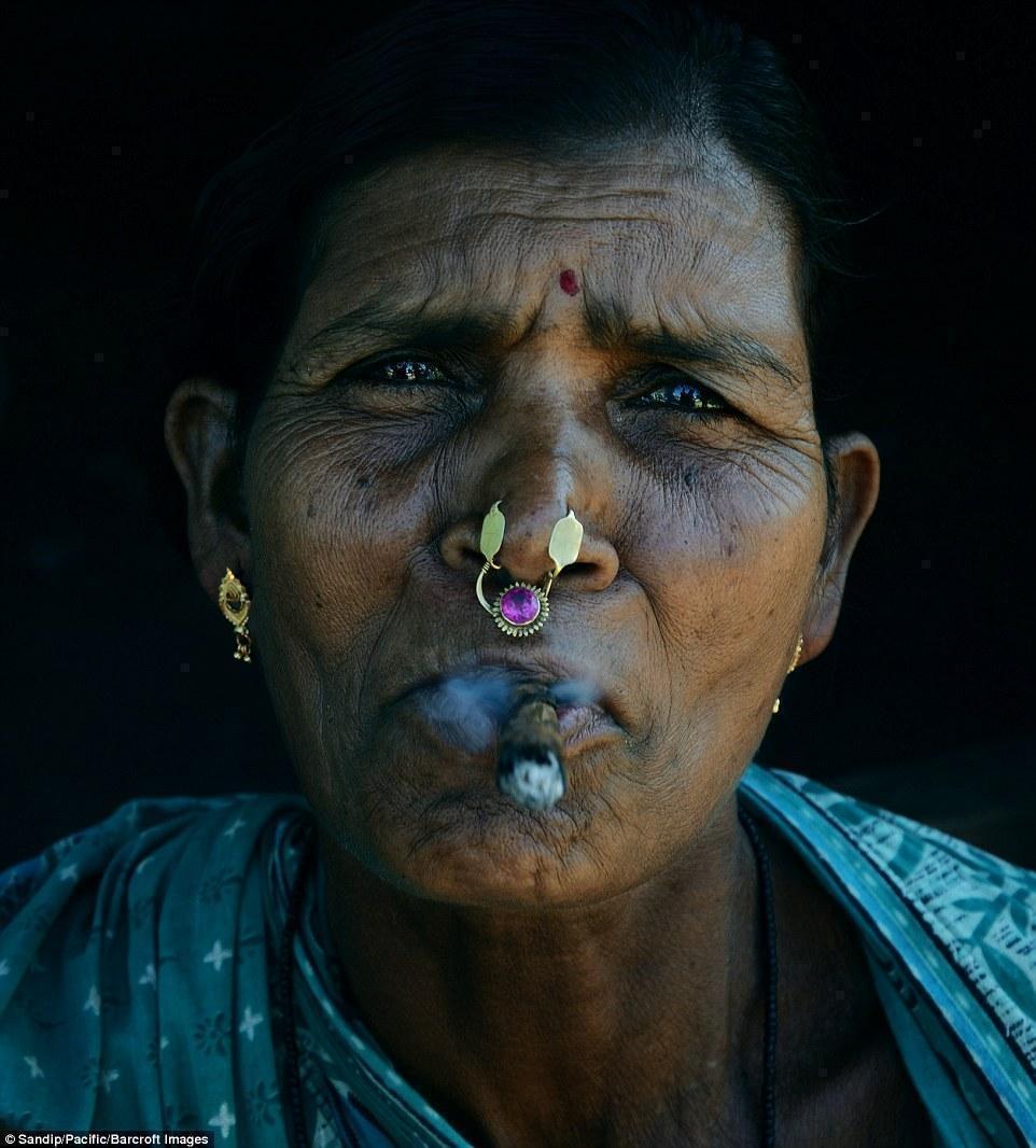 这个部落的人视自然为生命 女人鼻子上都带着鼻环