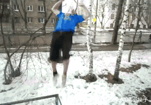 搞笑gif:村里娃娃的快乐生活