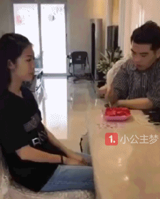 搞笑gif图:论角度的重要性,胖子瞬间变美女!