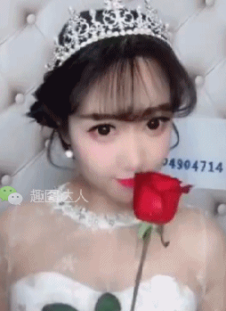 搞笑gif图:妹子系围巾的正确方式,赶紧get起来!