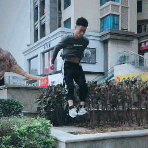 搞笑gif:有只会跑酷神经病恐龙一直追我,怎么办?在线等