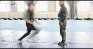 武警兵哥教你如何一招制敌.