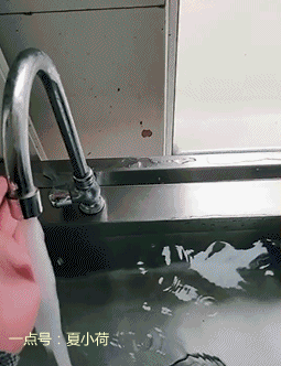 ▼5.本想试试能不能用手堵住水,结果就尴尬了,怎么办啊,十万火急!