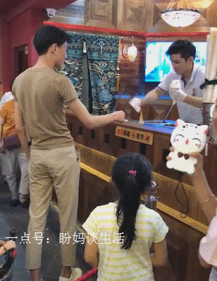 爆笑gif:带条鱼上班,不会被老板骂吧