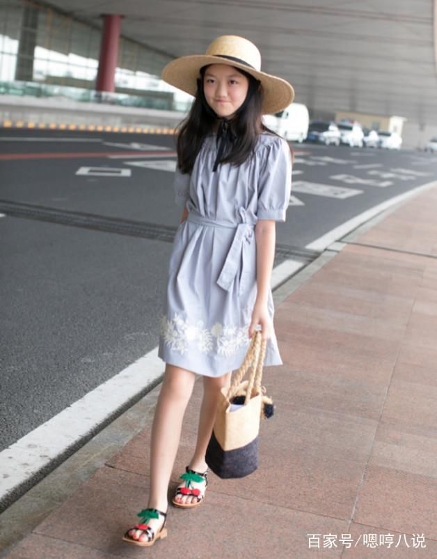 李嫣前往巴黎参加时装周,机场大摆pose,将与黄磊女儿再次同台