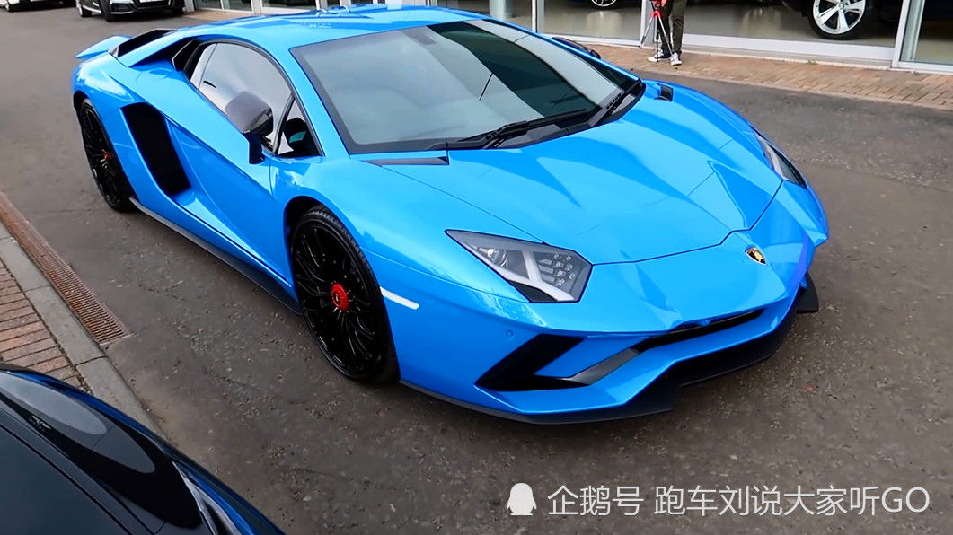 兰博基尼aventador s算是兰博基尼跑车中的旗舰超跑了.