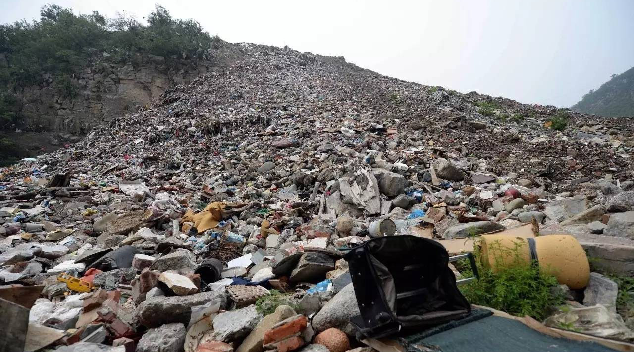 北京"垃圾山"堆山谷三年 散发恶臭遭村民举报