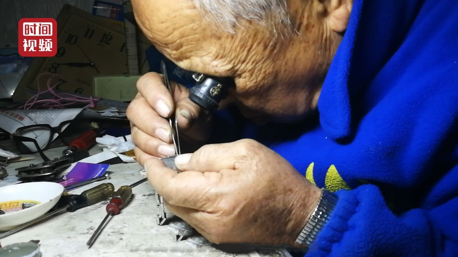 88岁老人修表77年至今手不抖 儿子却说这事儿没前途
