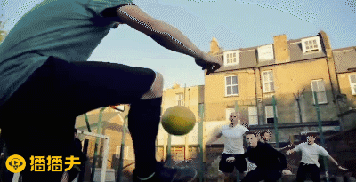 跑酷与花式足球结合,这球赛比《足球小将》还浪