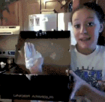 搞笑图文:弄疼了吧妹子,你看看,告诉你别嘚瑟的,不听话!