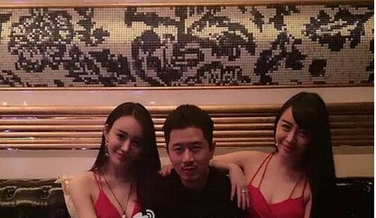 娱圈到底有多乱?王中磊和野模双胞胎玩寿桃会,场面疯狂