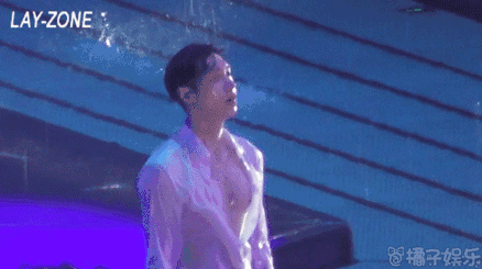 【gif】湿身诱惑!当爱豆遇上水,满屏的肉肉肉肉