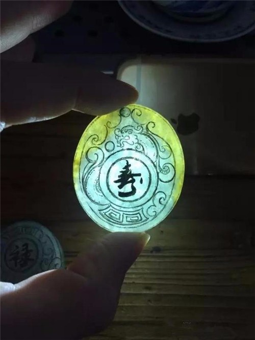 直播冰黄翡手镯心雕刻三件汉风福禄寿过程!