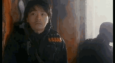 队员都拿出防护面具,而星爷你却拿出润唇膏, i 服 了 you,你真再