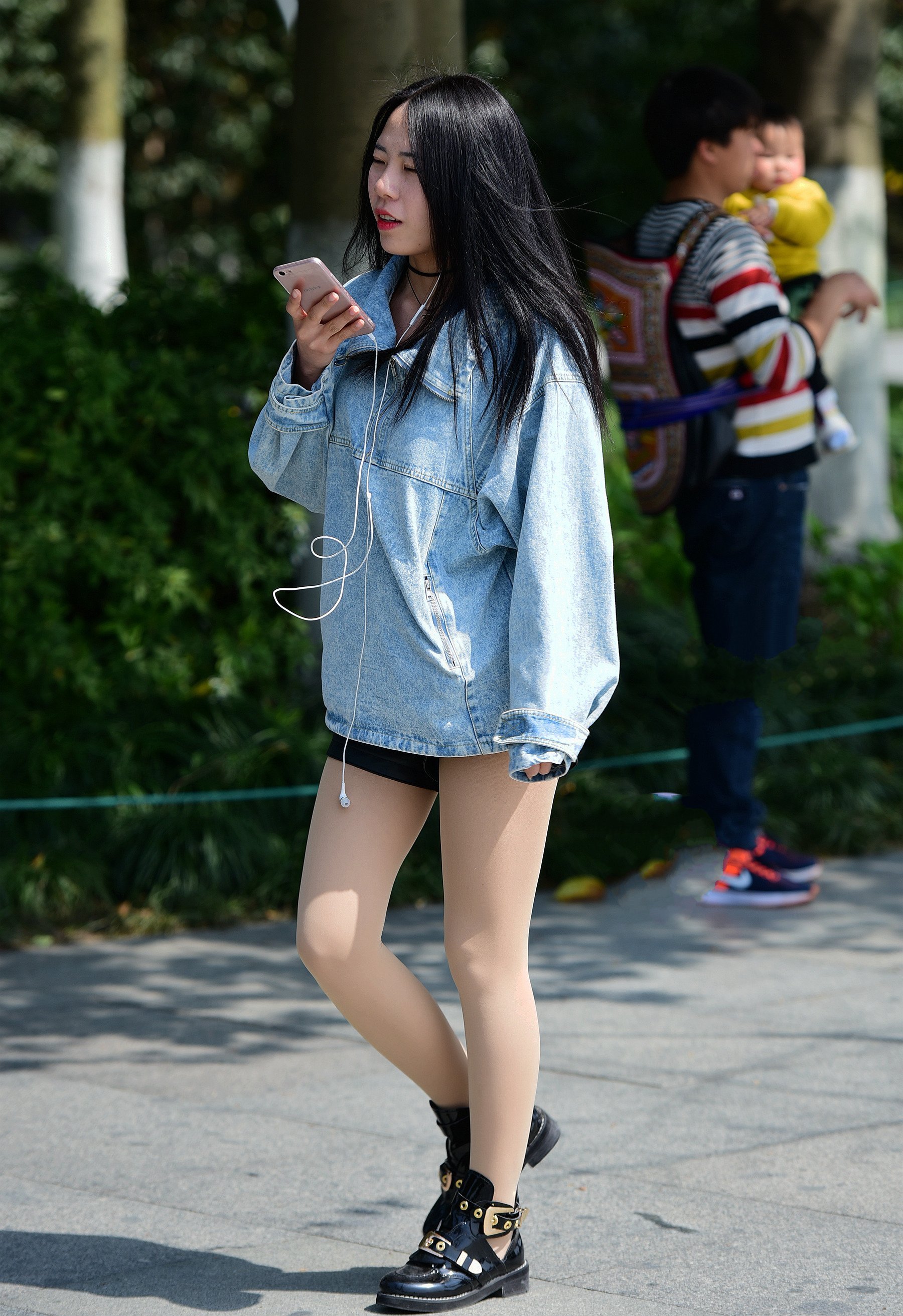 街拍:重庆街上的短裤小仙女,一双大白腿,越看越美丽!