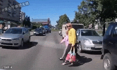 gif动图:开车用手机,比酒驾毒驾还危险!