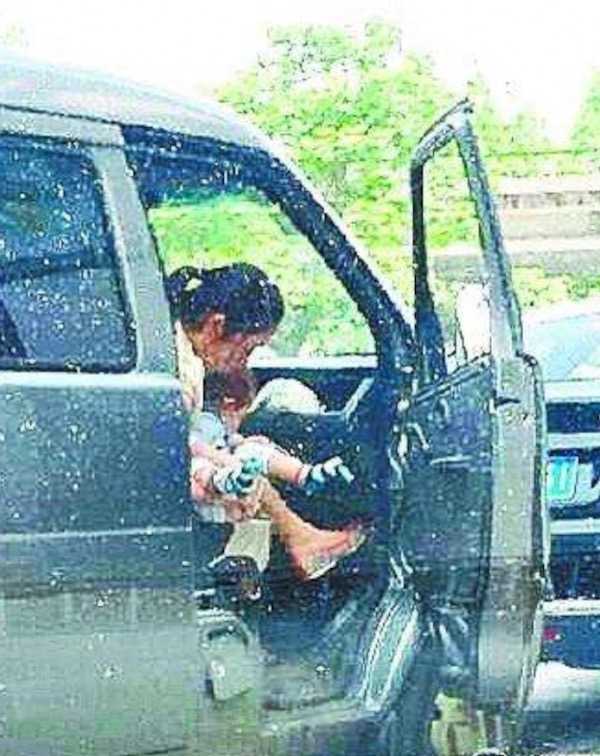 这算不算违章?大人马路中央停车 当街抱小孩把尿