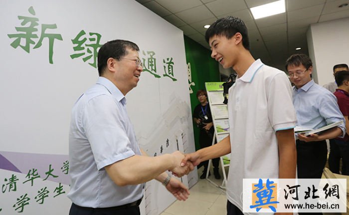 8月23日,清华大学新生入学.校长邱勇与机械类新生庞众望握手交谈.