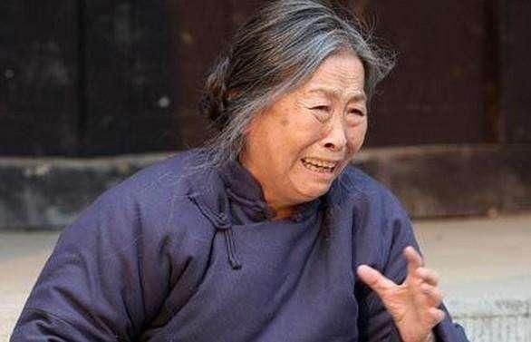 演过众多大咖的母亲,片约无数生活依旧拮据,82岁仍住在40平破房