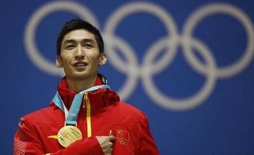 颁奖台被玩坏了,继加拿大擦拭之后,中国运动员也有了动作!