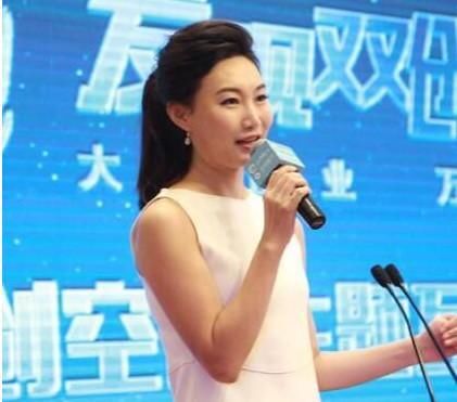 央视最美女主持摘掉假发后,网友:原来