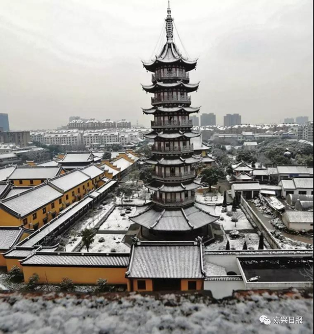 报本塔位于平湖市当湖街道东湖的沙盆圩(鹦鹉洲)上,耸立在报本禅寺内.