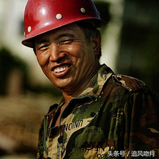 农民工给老人和孕妇让座,老人坐下了,孕妇的话让车里炸开了锅