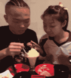 爆笑gif: 哥们, 你这个老婆太有才了