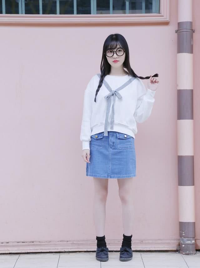 软妹甜美风,粉色卫衣搭配短裙子少女感十足.