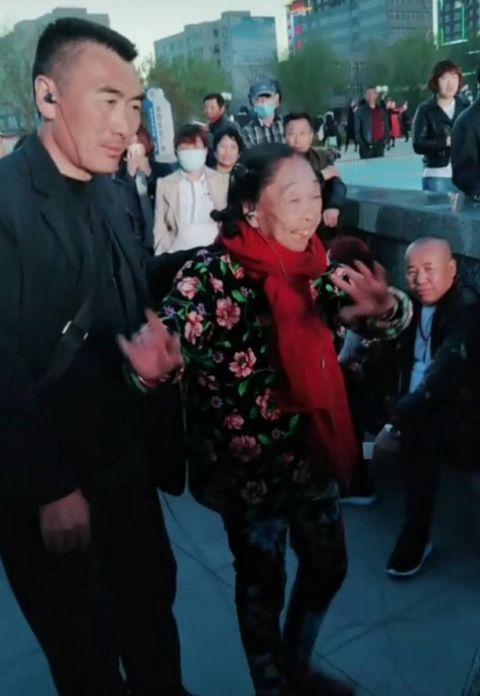 50岁丈夫82岁妻 昔日老妻少夫如今靠直播打赏生活