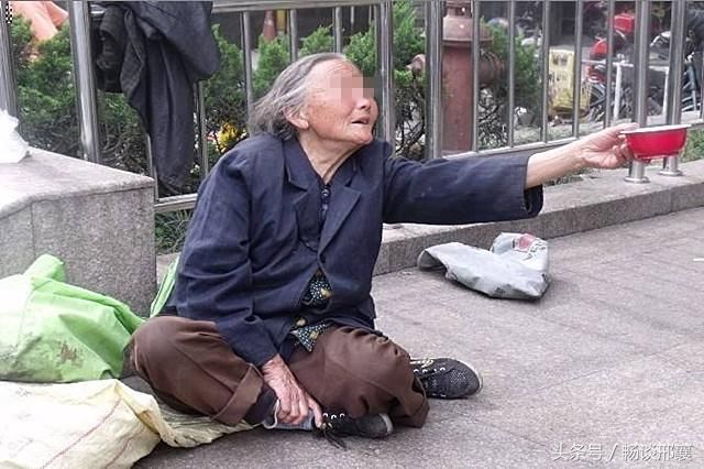 爸妈去世后,姑姑养我20年,街头偶遇一位女乞丐,姑姑拽