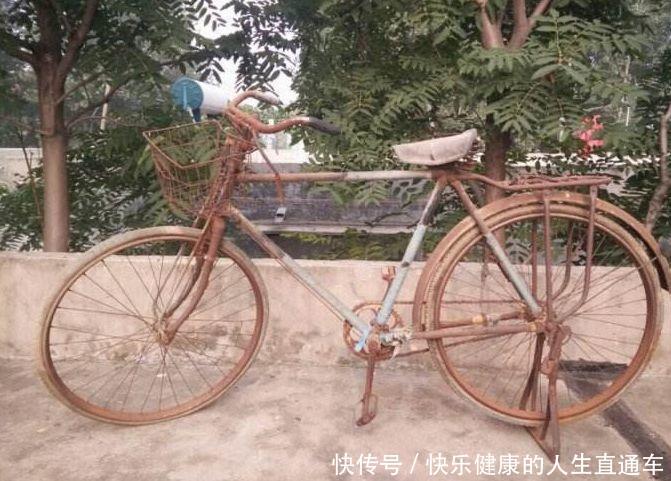 父亲因车祸去世,姐姐拿走存折,妹妹推走破自行车,到家